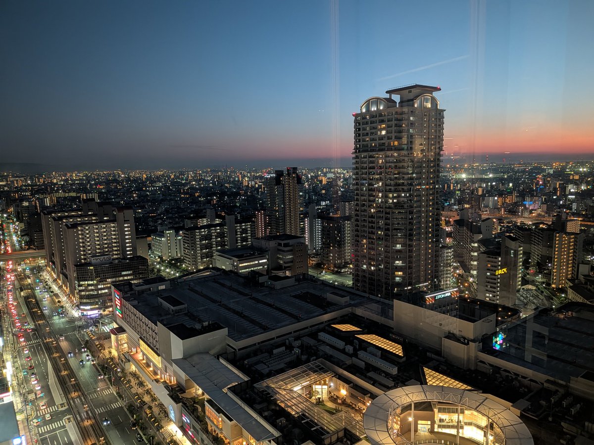 夜は旦那のバースデーのお祝いで、マリオット都ホテルのCOOKAさんへ。

食べるの大好き夫婦。
今日はビッフェ祭りです！

夜景を見ながら。