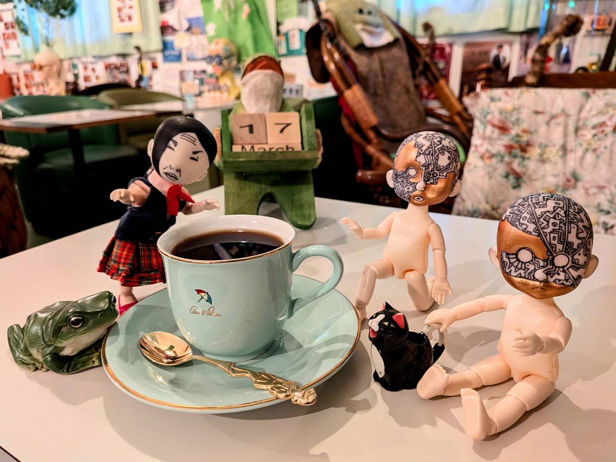 本日も営業しております⭐️🐸

たまには若干斜めから☕
物事は色んな角度から👁️👁️

まだまだ蛙沼にてお待ちしております♪🐸♨️
#喫茶蛙や木琴 #蛙や木琴特撮部 #神戸市