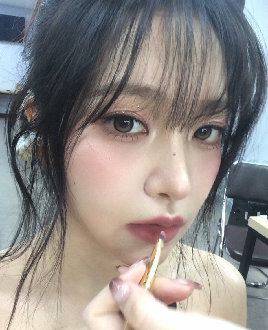 ✨️ 예리 메이크업 정보

• 렌즈: 렌즈베리 노오너 베이지 브라운
• 아이: 스나이델 뷰티 아이디자이너n 01 코랄 참
• 블러셔: 헤라 블러쉬 플랫피치+에스쁘아 스트로빙 하이라이터 비너스
• 립: 리스키 비볼드 립 블러쉬드 나르시서스+ 컬러그램 누디 블러 틴트 06 베리비키