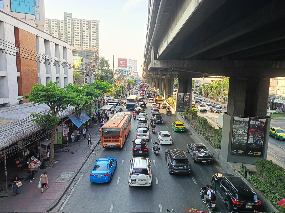 KT3984's tweet photo. ถนนบรมราชชนนี ฝั่งขาออกเมืองหน้าเซ็นทรัลปิ่นเกล้า รถแน่นๆ มาก @js100radio https://t.co/sN6NaHGsOz