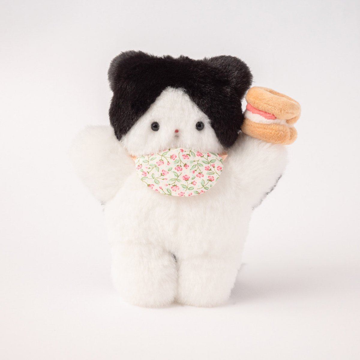 __nanika's tweet photo. 【縫ぐるみ展Vol.2】
本日3月17日（火）21時～iromonomarketさまのオンラインショップにてぬいぐるみの抽選販売の応募が始まります。

ムササビ、こいぬ、こねこ、それぞれお気に入りのパンやベーグルサンドを持っています🥯

詳細は下記オンラインショップをご覧ください。
https://t.co/zYuWyShwAV https://t.co/BHgQvnfs5K