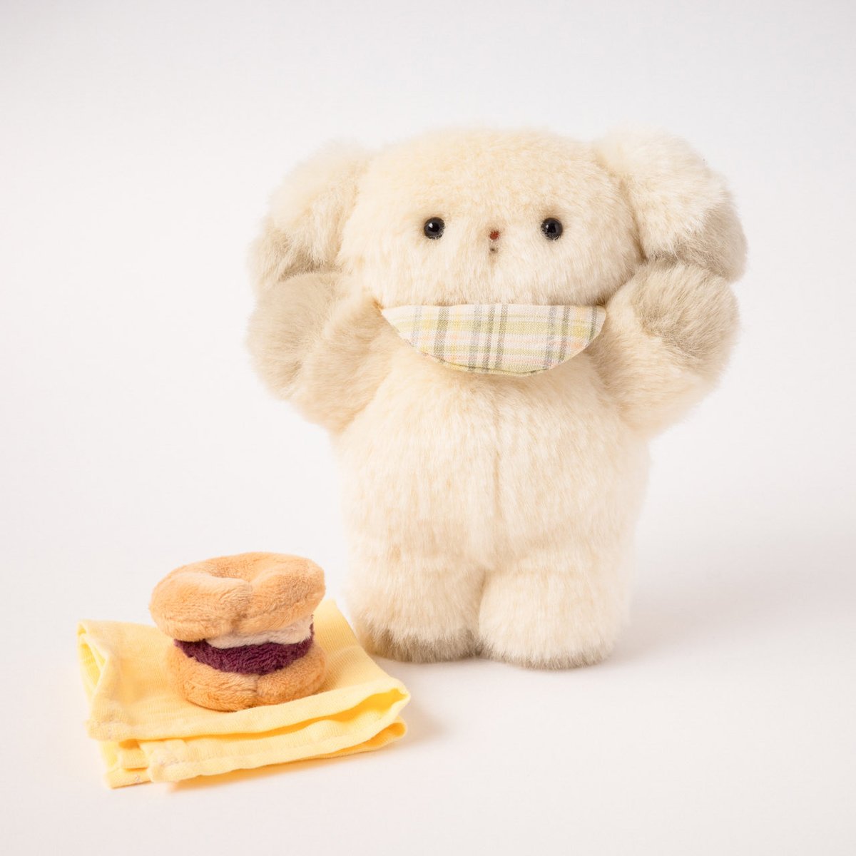 __nanika's tweet photo. 【縫ぐるみ展Vol.2】
本日3月17日（火）21時～iromonomarketさまのオンラインショップにてぬいぐるみの抽選販売の応募が始まります。

ムササビ、こいぬ、こねこ、それぞれお気に入りのパンやベーグルサンドを持っています🥯

詳細は下記オンラインショップをご覧ください。
https://t.co/zYuWyShwAV https://t.co/BHgQvnfs5K