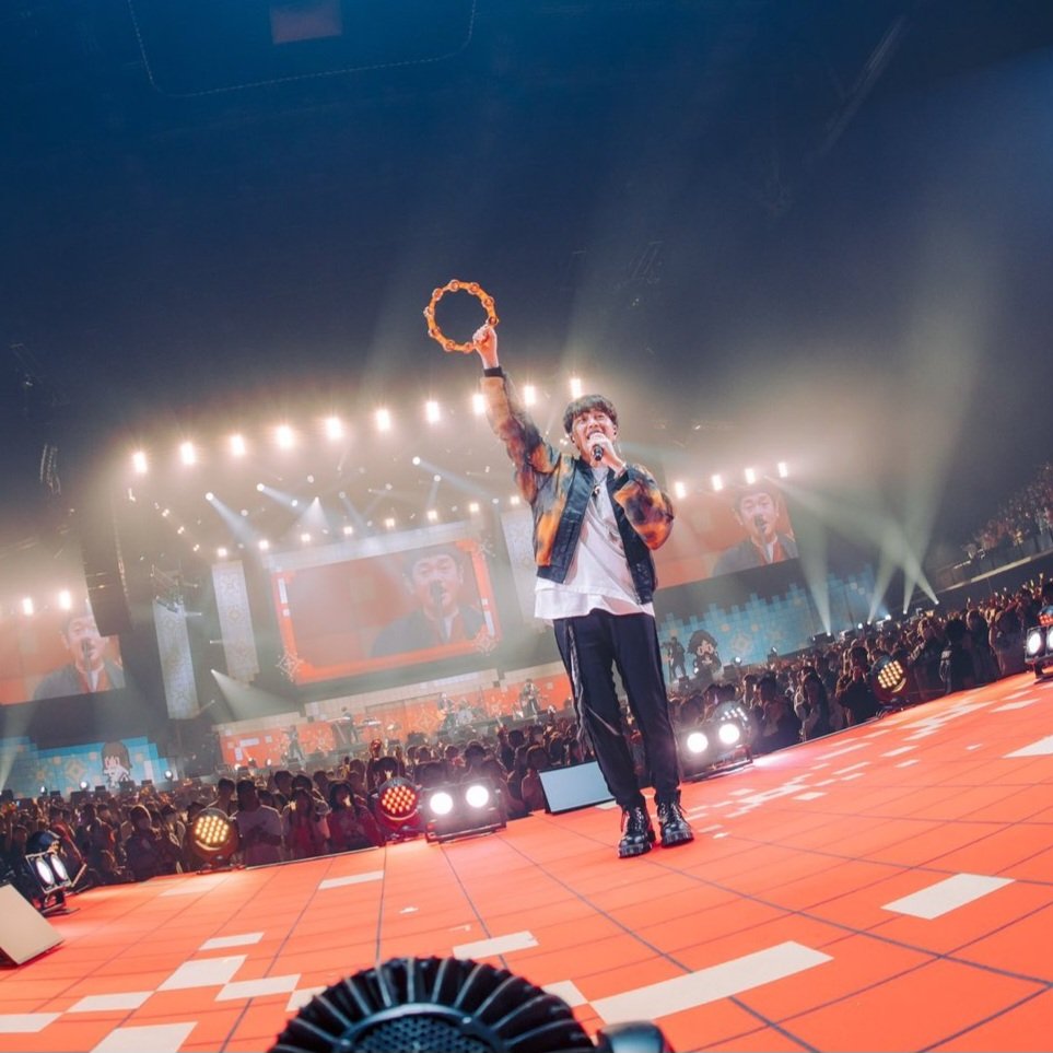taaakun0229's tweet photo. #超いきものがかりフェス
聖恵ちゃんが高校時代から使うタ���バリン✨いきものがかりの歴史を１番側で見てる大切な存在🎵
そんなタンバリンを20周年記念日に客席に降りてきてくれて触らせてくれた悠仁さん(#ゆず)にホント感謝🤣ゆずのライブ初めででしたがメッチャ楽しい‼️YELLのアレンジ最高でした🎵 https://t.co/omvxxh8Ndw