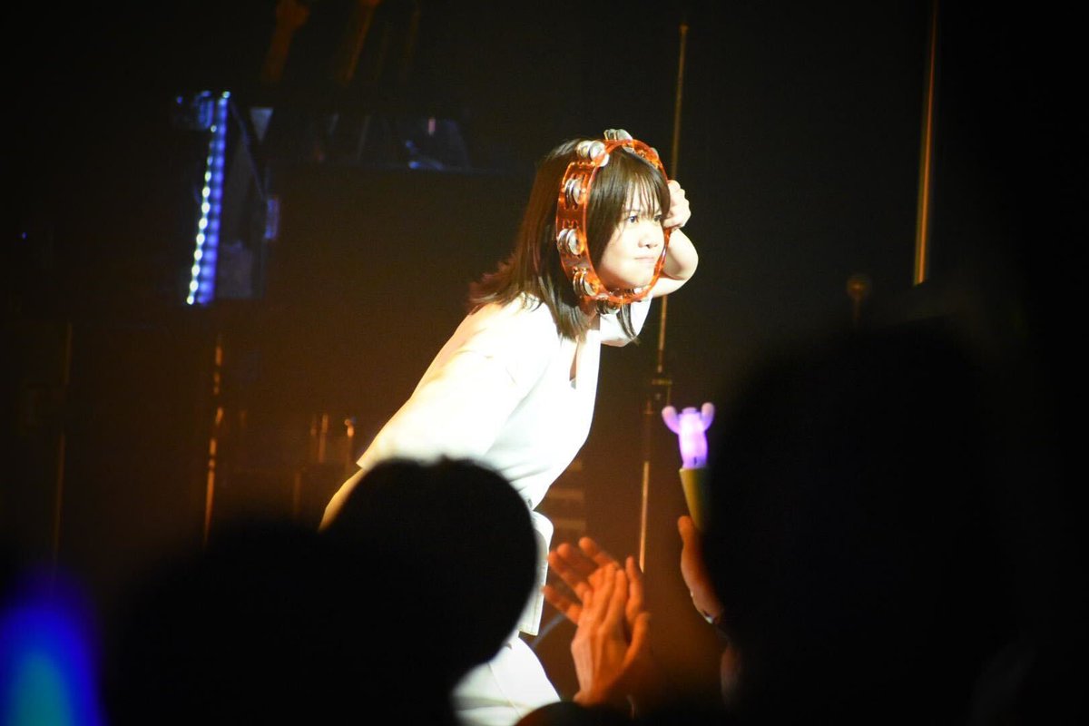 taaakun0229's tweet photo. #超いきものがかりフェス
聖恵ちゃんが高校時代から使うタ���バリン✨いきものがかりの歴史を１番側で見てる大切な存在🎵
そんなタンバリンを20周年記念日に客席に降りてきてくれて触らせてくれた悠仁さん(#ゆず)にホント感謝🤣ゆずのライブ初めででしたがメッチャ楽しい‼️YELLのアレンジ最高でした🎵 https://t.co/omvxxh8Ndw