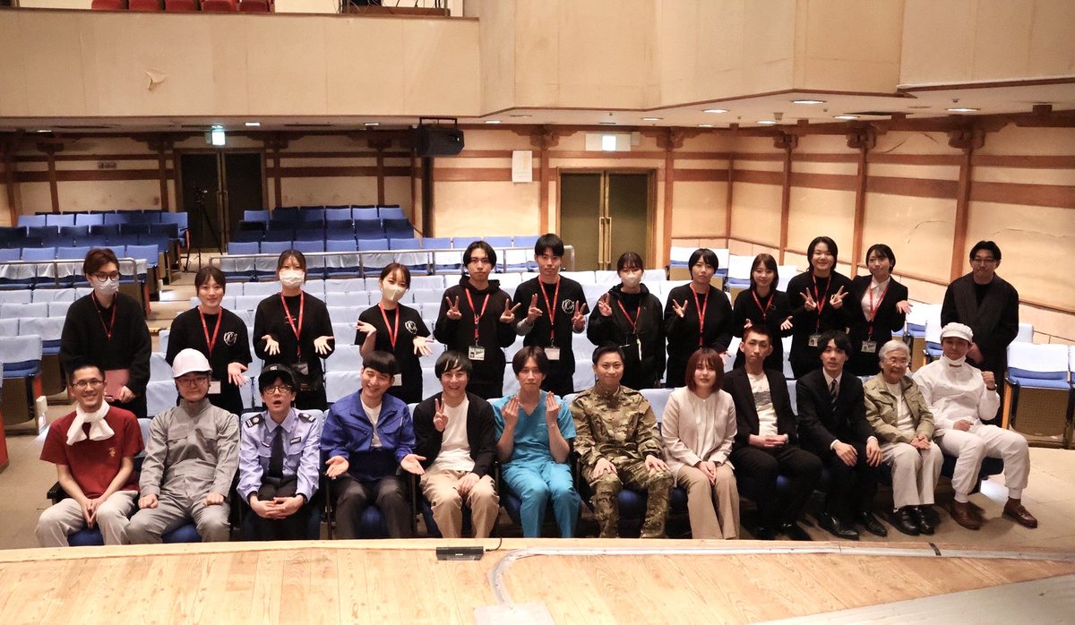 yca_yoshimoto's tweet photo. ╭━━━━━━╮
   YCA東京校🗼
╰━━ｖ━━━╯
ライブPコース卒業公演

無事、卒業公演終了しました❗️
YCA生が企画から全部考えた公演🎡

集合写真が届きました~🚚
公演の様子は@yca_tokyo にて🪽

﹋﹋﹋﹋﹋﹋﹋﹋﹋﹋﹋﹋﹋﹋﹋
憧れの芸人さんと公演を作りませんか❓2026年度生募集中~！！📢 https://t.co/QpzplAJBCG