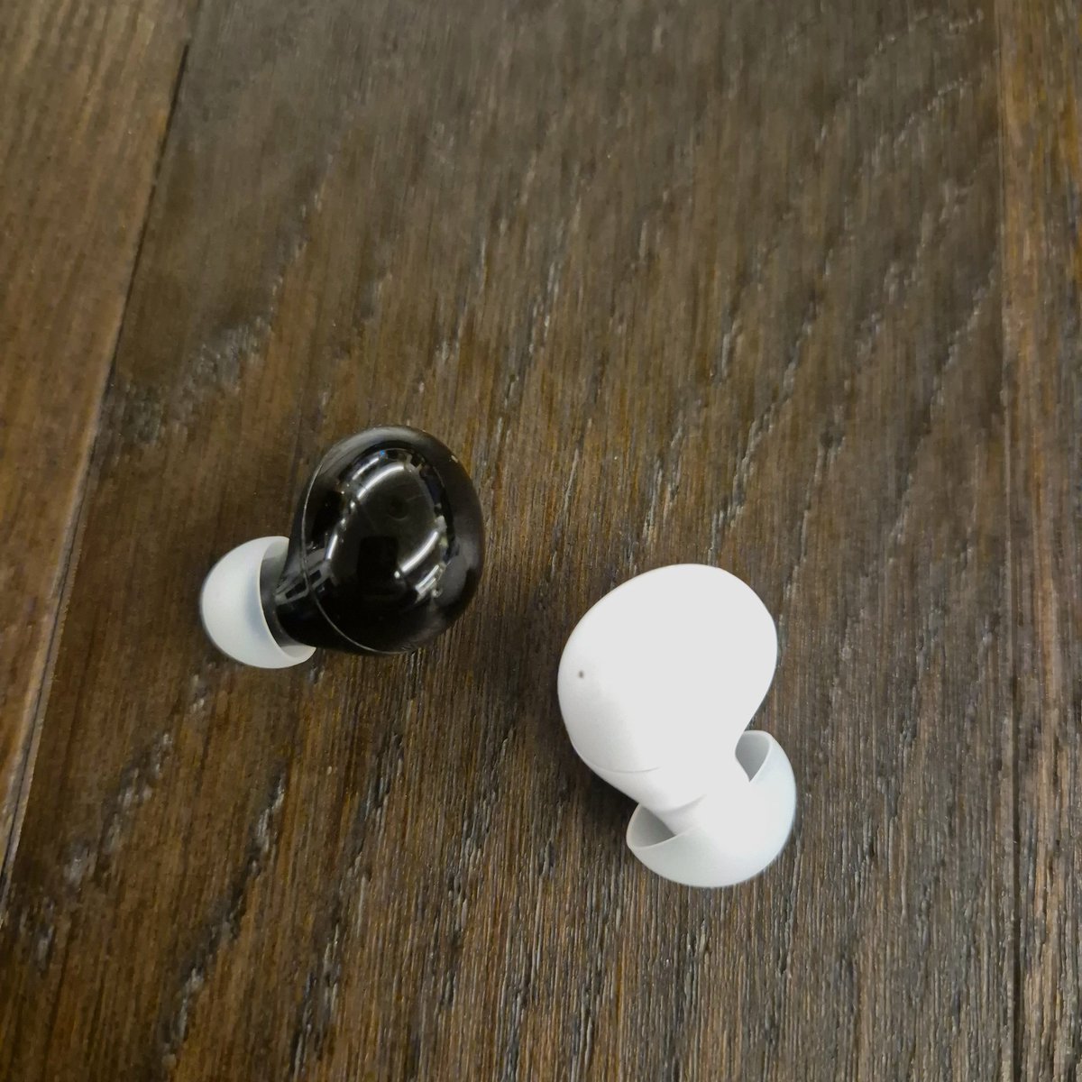 돈 아끼려고 중고로 산 거 말해보자🥕

난 당근에서 한 쪽 버즈 구매했어. 왼쪽 잃어버렸었는데 요즘 나오는거 20만원 넘어가길래 바로 당근 들어감. 오래전에 나온거구 왼쪽+가격 적당한게 희귀템이라 한 달 동안 서치하다가 다른 색이지만 그냥 2만원에 샀다