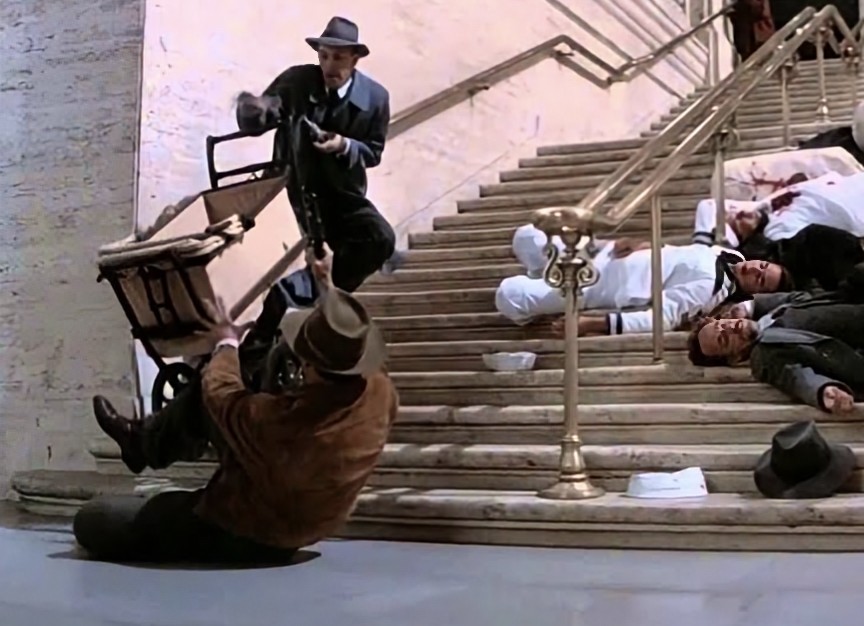 #スーツといえばこの映画 

『アンタッチャブル』

「エレガンスとは気づかれるものではなく記憶されるもの」
G・アルマーニがその名言通りに1920~30年代の米国を表現。

エレガンスと暴力の究極のコラボを堪能できる。
youtu.be/D5B7T4BFbSQ?si…