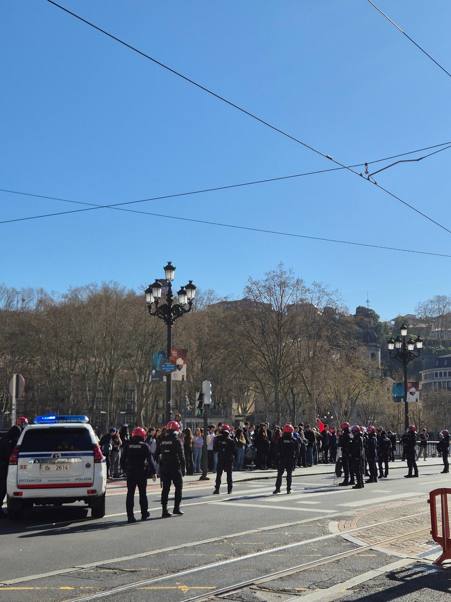 Adi!

Ertzaintzak dozenaka pertsona atxikitu ditu Arenaleko zubian, alde zaharrean zehar grebarako deialdia zabaltzen ari ziren bitartean eta manifestazioa hasi aurretik.

Jazarpen polizialik ez!
Kapitalisten ofentsibaren aurrean, klase borroka hedatu!