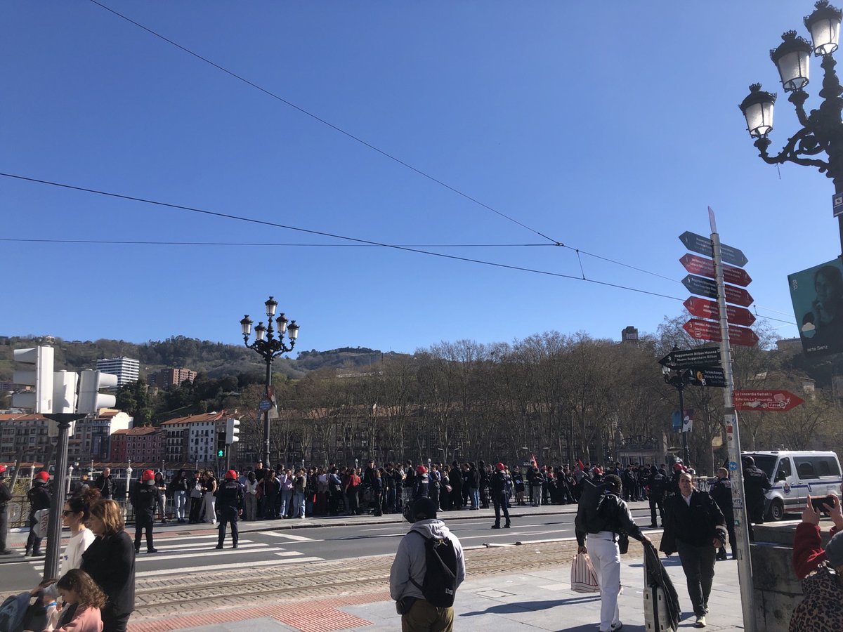 Kontseilua_Bilb's tweet photo. Adi!

Ertzaintzak dozenaka pertsona atxikitu ditu Arenaleko zubian, alde zaharrean zehar grebarako deialdia zabaltzen ari ziren bitartean eta manifestazioa hasi aurretik.

Jazarpen polizialik ez!
Kapitalisten ofentsibaren aurrean, klase borroka hedatu! https://t.co/VTzKzK76eY