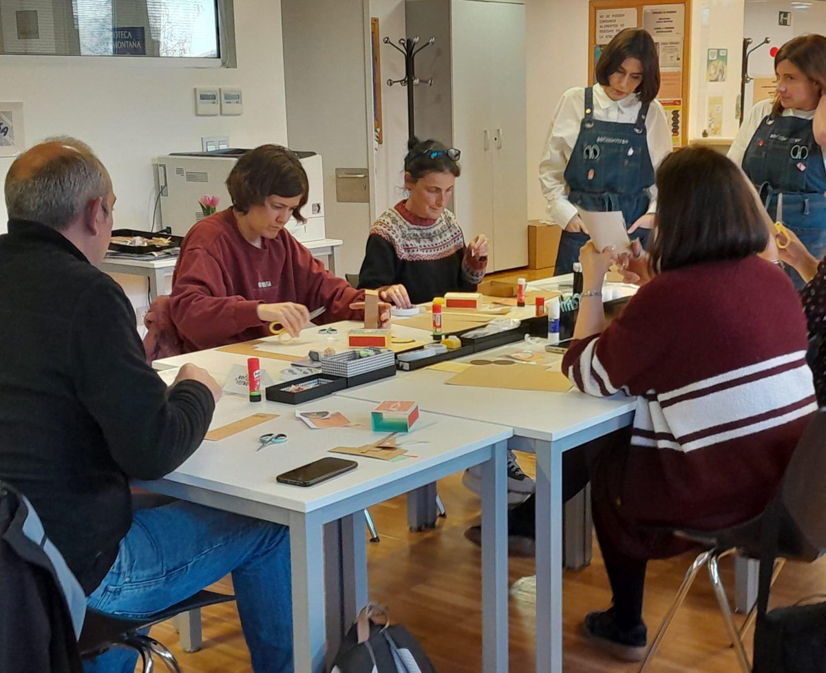 BiblioSantander's tweet photo. 'Mas que leer'. En una cajita de fósforos. 
Biblioteca N.Montaña, taller de ayer por la tarde.
Video:
https://t.co/iwmtHRwuOc
#poemaobjeto #mariaelenawalsh #PoesiaParaLlevar  soñarenverso @CulturaSantan https://t.co/xS4b52Gcn8
