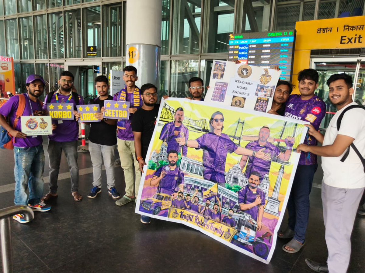 CFCKnightRiders's tweet photo. Snapshots: Our team welcoming our Knights at Kolkata airport today 🤩💜

@KKRiders @bindadey @BeAKnightRider 

#AmiKKR #KorboLorboJeetbo #IPL2026 https://t.co/zF1utoG8Hi