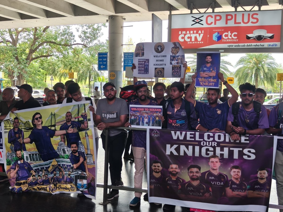 CFCKnightRiders's tweet photo. Snapshots: Our team welcoming our Knights at Kolkata airport today 🤩💜

@KKRiders @bindadey @BeAKnightRider 

#AmiKKR #KorboLorboJeetbo #IPL2026 https://t.co/zF1utoG8Hi