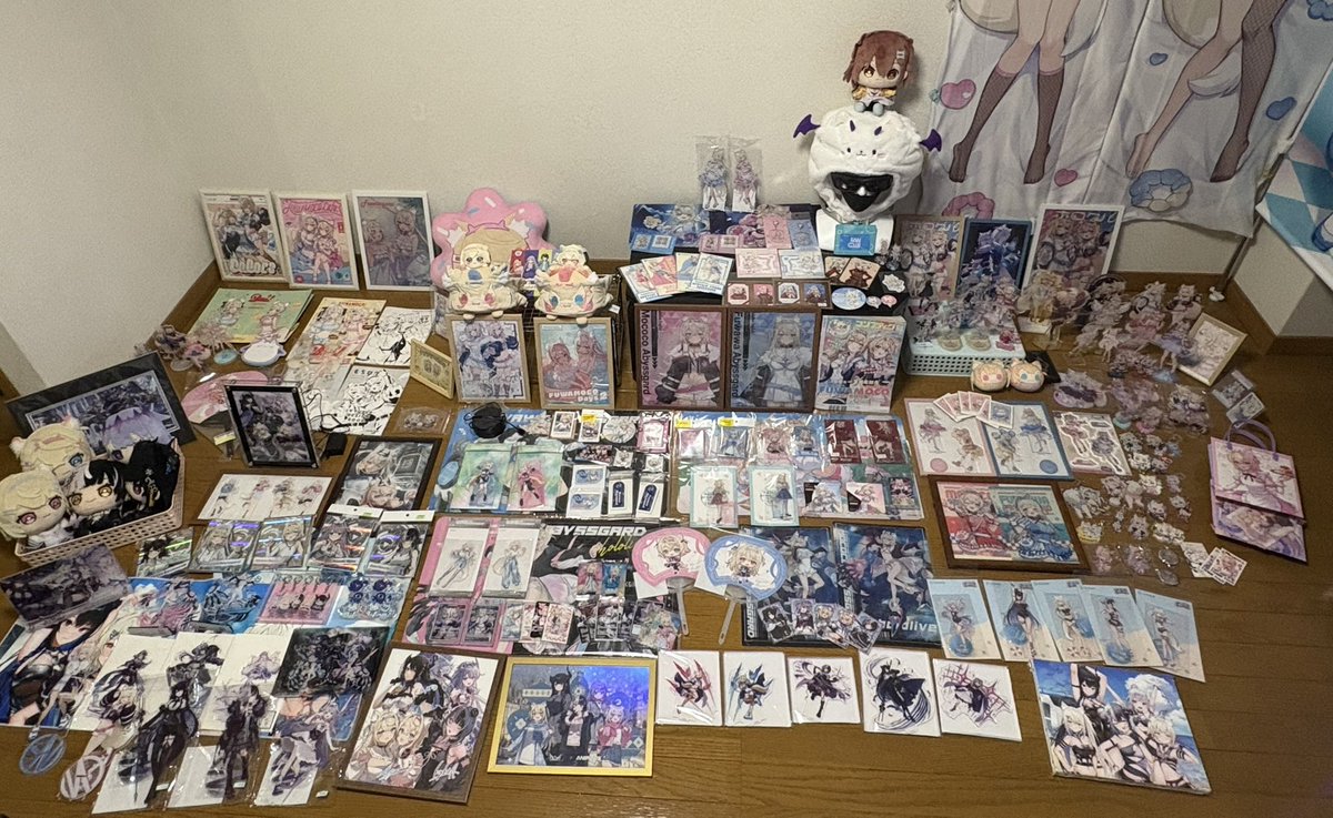 moco125876's tweet image. 今のガラスケースとか置き場満員でタペストリーとか服は置いといて、飾れてないグッズ整理しようと広げてみたら広げきれなくて今ココ😇
Adventのみんなとフワモコちゃんが可愛いからしょうがないね✨✨
パジャマアクスタ出してください！！

#FUWAMOCO  #hololive #Advent