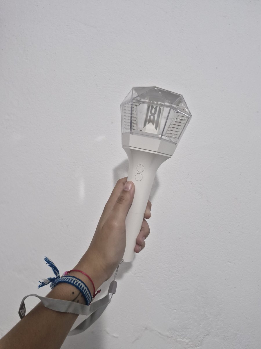 j9oheon's tweet photo. MONSTA X 🌀 LIGHTSTICK OFICIAL
Ver. 3

R$ 500

• acompanha caixa e cordão oficial e suporte fanmade.
• entrego em mãos perto do show ou a pessoa paga o frete pelo superfrete
• nova e sem uso

Possuo feedbacks positivos @0514hug 
#MONSTAX_THEX_NEXUS_SP
#MONSTAXnoBrasil https://t.co/95EmRhkqzX