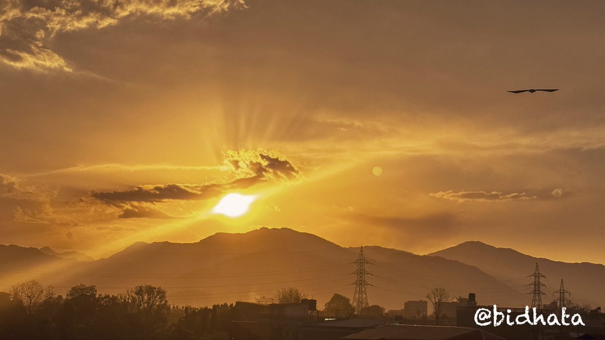 Bidhatad's tweet photo. That one moment when everything turns gold 💛
#GoldenHour #PeacefulPlaces #Pokhara #TravelNepal #Nature #Naturephotography #Travelphotography #traveler https://t.co/rJiaN7Rdd6