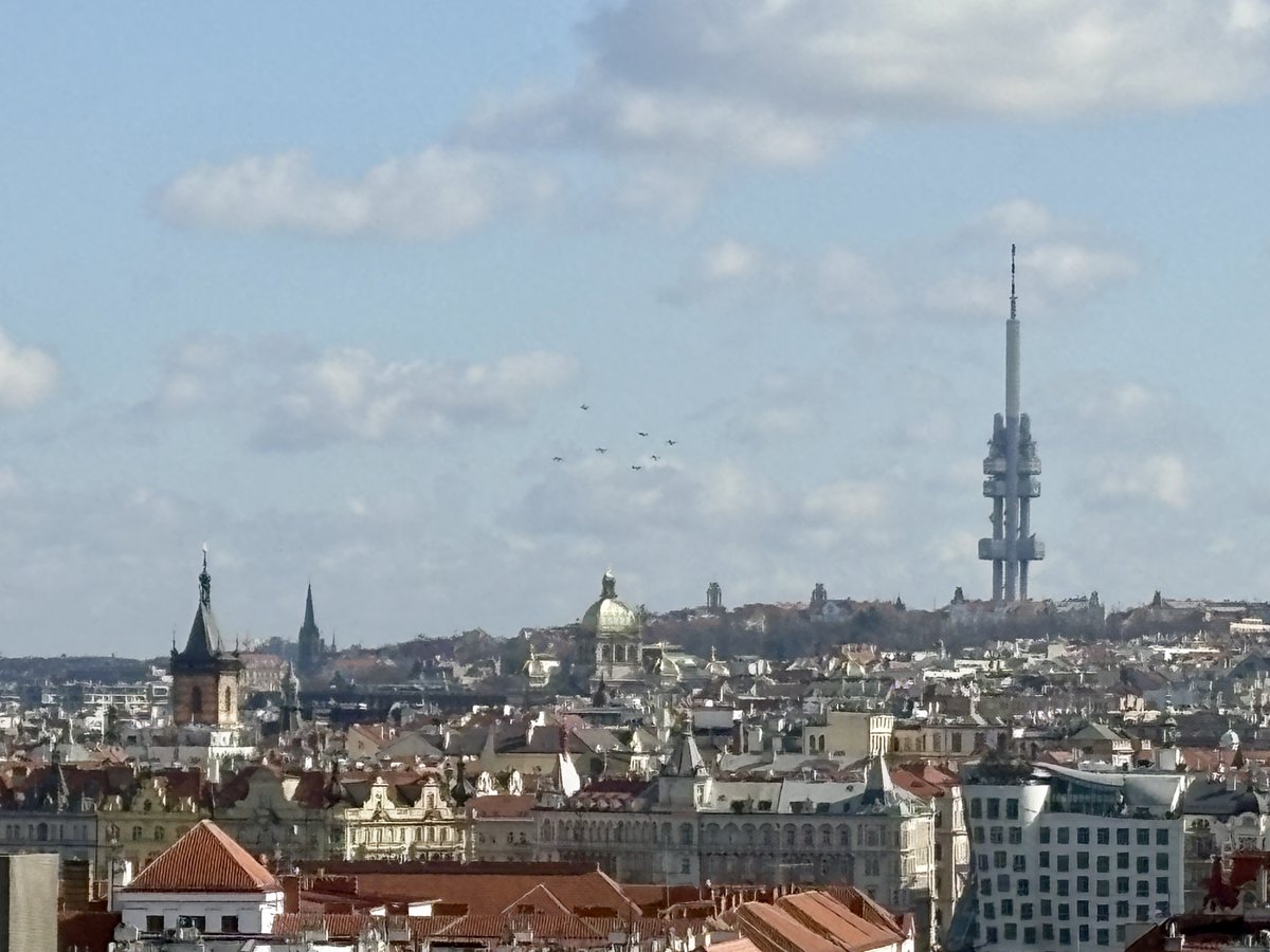 Nad Prahou právě v rámci přeletu do Náměšti proletělo sedm letounů L-159 Alca.