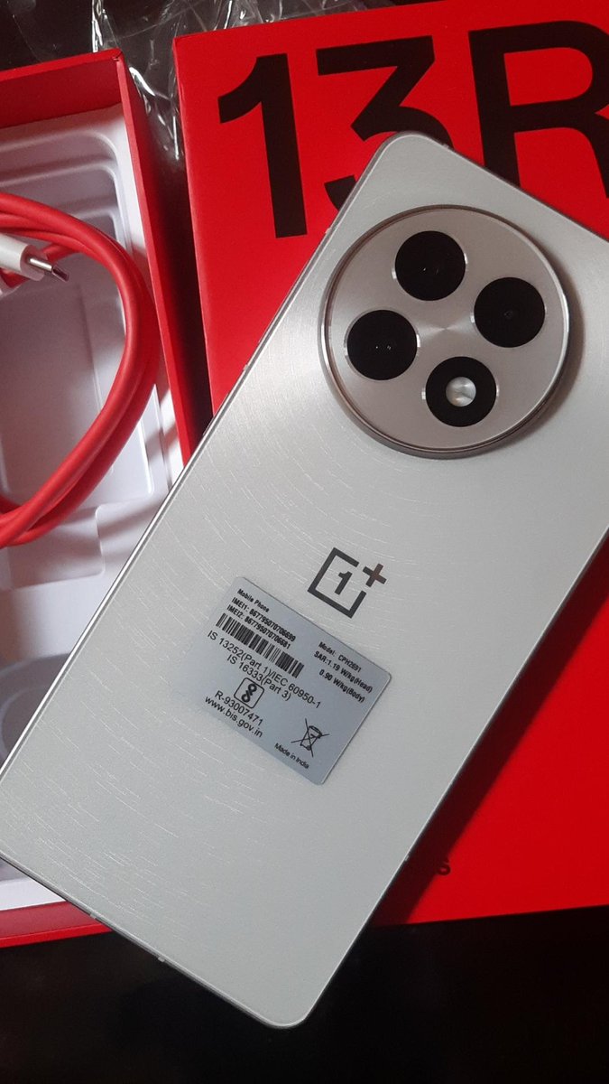 amee_memee's tweet image. Finally got my new phone #oneplus13r