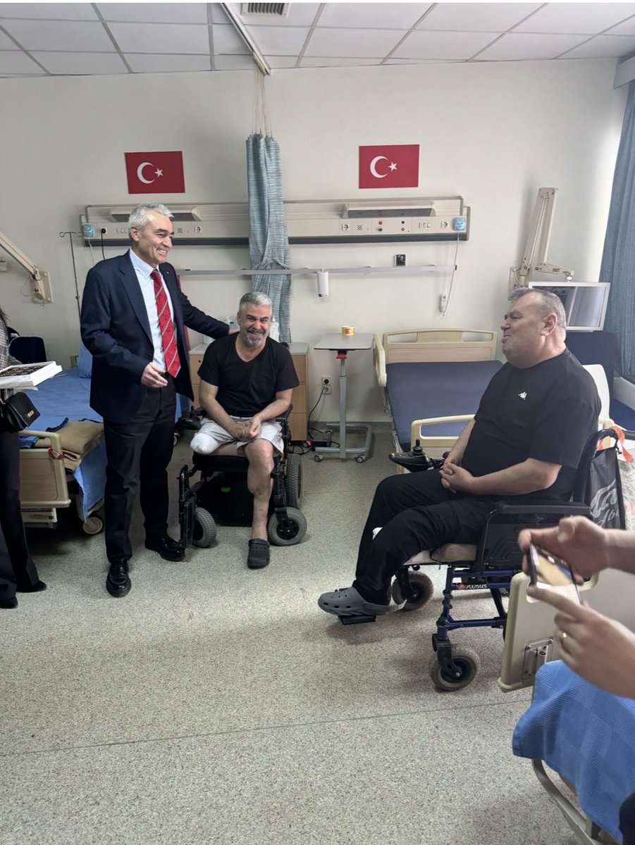 TSKElele's tweet photo. TSK Elele Vakfı Genel Müdürü Em.Tuğgeneral Lokman EKİNCİ Gaziler Fizik Tedavi ve Rehabilitasyon Eğitim ve Araştırma hastanesinde tedavi gören gazilerimizi bayram öncesi ziyaret etmiştir. https://t.co/hxyvttLyip