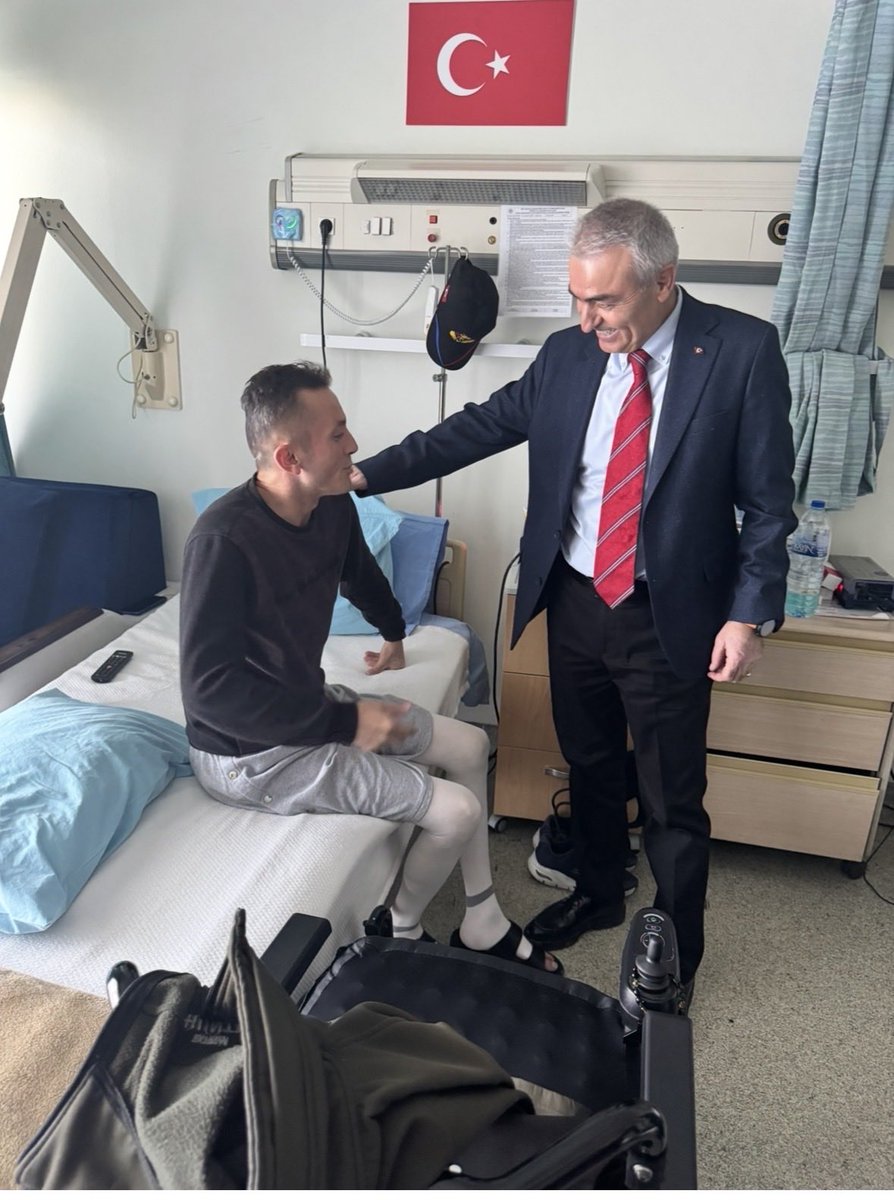 TSKElele's tweet photo. TSK Elele Vakfı Genel Müdürü Em.Tuğgeneral Lokman EKİNCİ Gaziler Fizik Tedavi ve Rehabilitasyon Eğitim ve Araştırma hastanesinde tedavi gören gazilerimizi bayram öncesi ziyaret etmiştir. https://t.co/hxyvttLyip