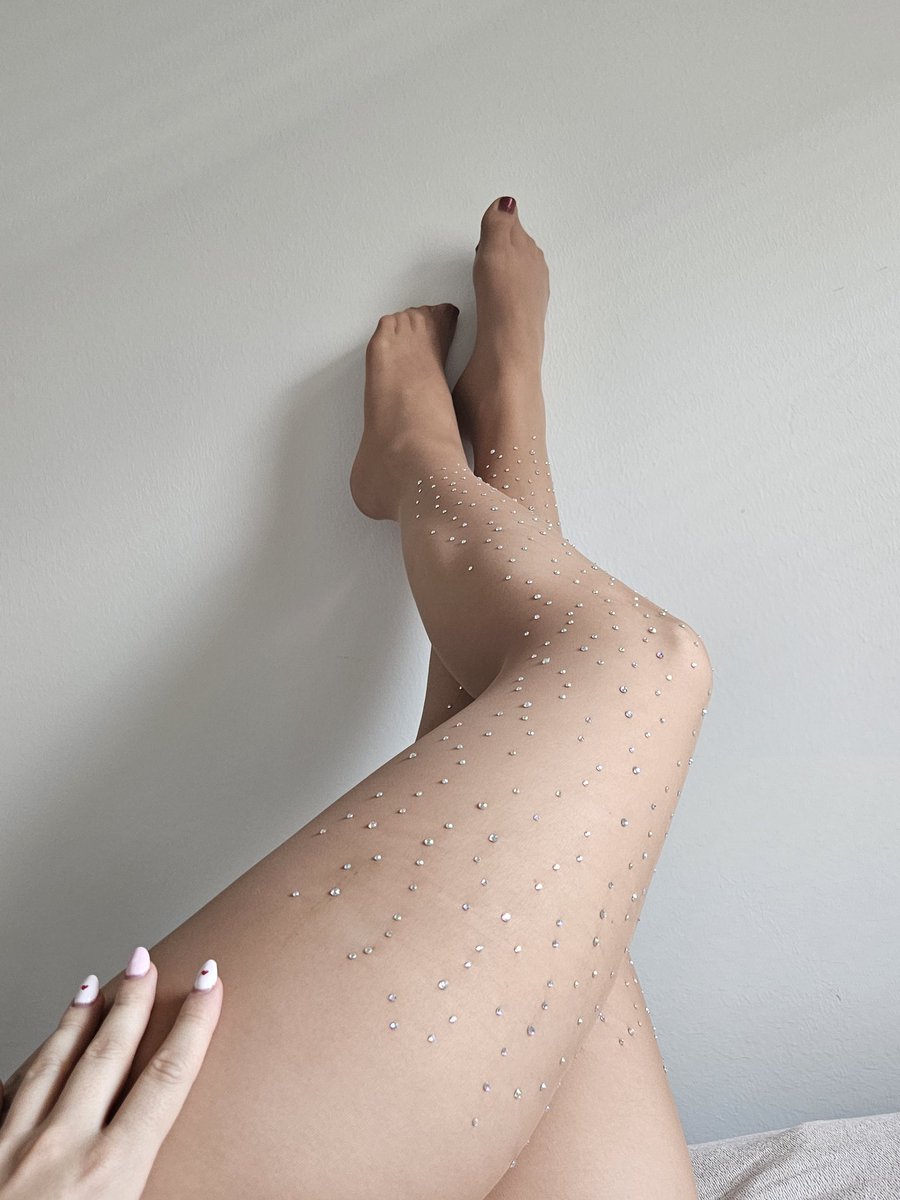 Goddess297's tweet photo. Sparkly😜🥰🌸 do you like nylons?
#footfetısh https://t.co/jLgtkna5vz