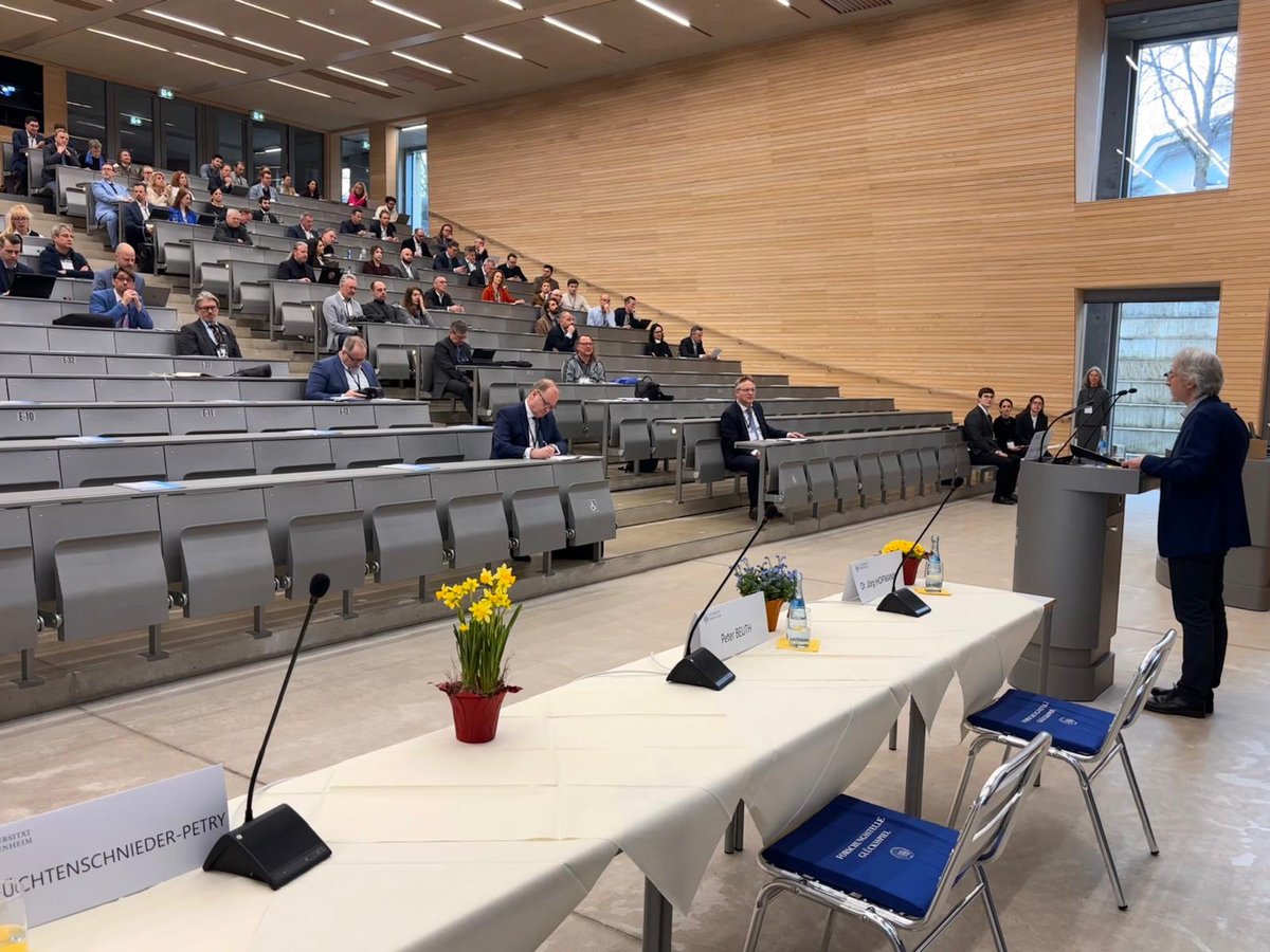 Hohenheim_GRC's tweet photo. Das 23. Symposium Glücksspiel ist eröffnet! Prof. Dr. Schneider, MdB Prof. Dr. @hendrikstreeck, Sucht- und Drogenbeauftragter der Bundesregierung @BDB_offiziell,  und Dr. Steffen Otterbach @s_otterbach begrüßen die Teilnehmenden auf dem #SympGS26 an der @UniHohenheim. https://t.co/jRG2t0mrO6