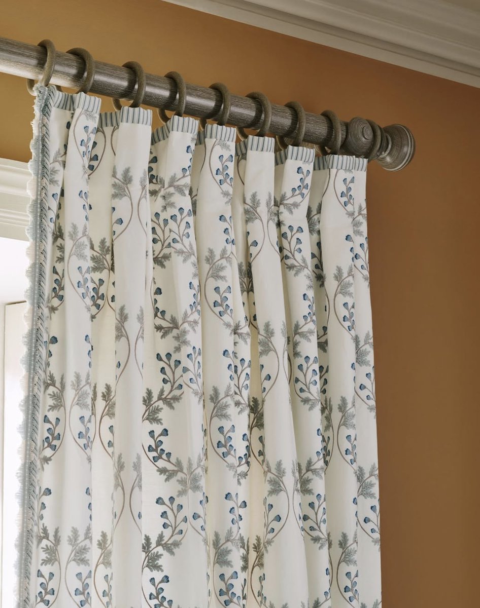 Georgia embroidery⁠ from Colefax &amp; Fowler.
⁠
A versatile embroidery featuring a symmetrical ogee trellis made up of delicate leaves with pretty flower buds. 

Find out more about all our bespoke soft furnishings at curtaincraft.co.uk or contractcurtains.co.uk

#fabrics