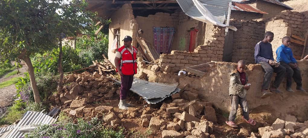 TRCS volunteers are on the ground in Mbarali, Mbeya, conducting rapid needs assessments after floods and strong winds. Supporting affected communities with timely, life-saving response planning. <a href="/IFRCAfrica/">IFRC Africa</a> <a href="/ifrc/">IFRC</a>