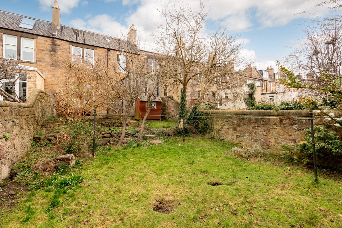 ** NEW PROPERTY ** Charming, generously proportioned four-bedroom terraced house with private gardens and views over Pilrig Park, situated in the desirable Pilrig Conservation area .

Offers over £740,000

espc.com/property/78-pi…
