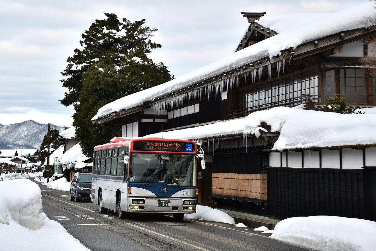 CNG4600's tweet photo. 横浜市営バスからついに日産ディーゼル車が姿を消しましたが、新潟の地ではまだまだ'03年式 KL-UAワンステ車の勇姿を見ることができます。
新潟交通観光バスに移籍し、早くも今年で９年目。京ヶ瀬に所属していた元滝頭の短尺3台が昨夏に村上へ転属し、関川村も走るようになりました。
新潟市中心部に乗り入れることは無くなりましたが、都会の喧騒から���れ、豊かな自然に囲まれて活躍する姿は、まるで定年後の移住生活を楽しんでいるかのよう…。
