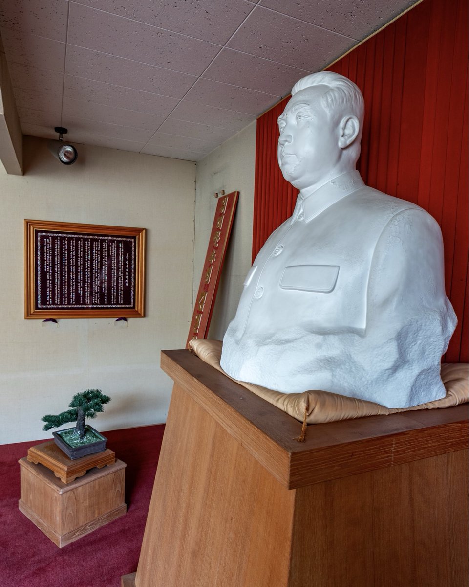 darksideof25's tweet photo. 北朝鮮の教育施設の廃墟
金正恩の像や、金日成の肖像画が放置されていた https://t.co/mfBPSeaPmp