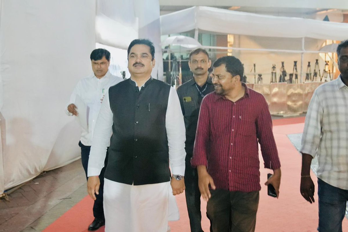 vikasmirgane1's tweet photo. विधान परिषदेचे सभापती राम शिंदे यांना भेटून विविध विषयांवर चर्चा करण्यात आली माझा प्रश्न विधान परिषदेत आल्याबद्दल त्यांचे सुद्धा आभार व्यक्त केला https://t.co/vsQAX8gvwu