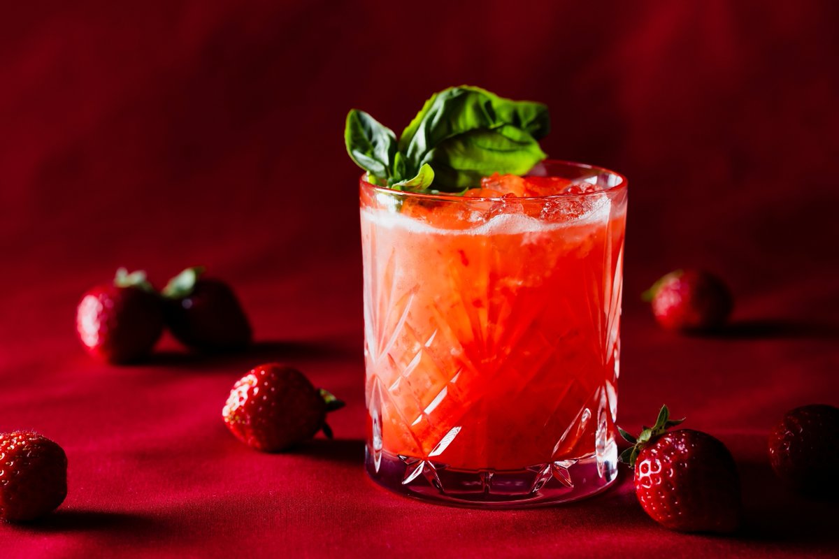 GRANVIA_hiro's tweet photo. ＼苺🍓の季節到来！／

国産 #苺 を贅沢にクラッシュし、バジル＆クラフトジンが香る一杯🥃
甘酸っぱさとハーブの爽やかさ��、春の訪れを味わいませんか？🌸

🔗詳細は以下リンクから
https://t.co/C0vE0FTa5U

📱JRホテルメンバーズアプリDLはこちら
▶️▶️ https://t.co/7Sy7iue1Fi

#JR西日本 #広島駅 https://t.co/dHla0p5x6E