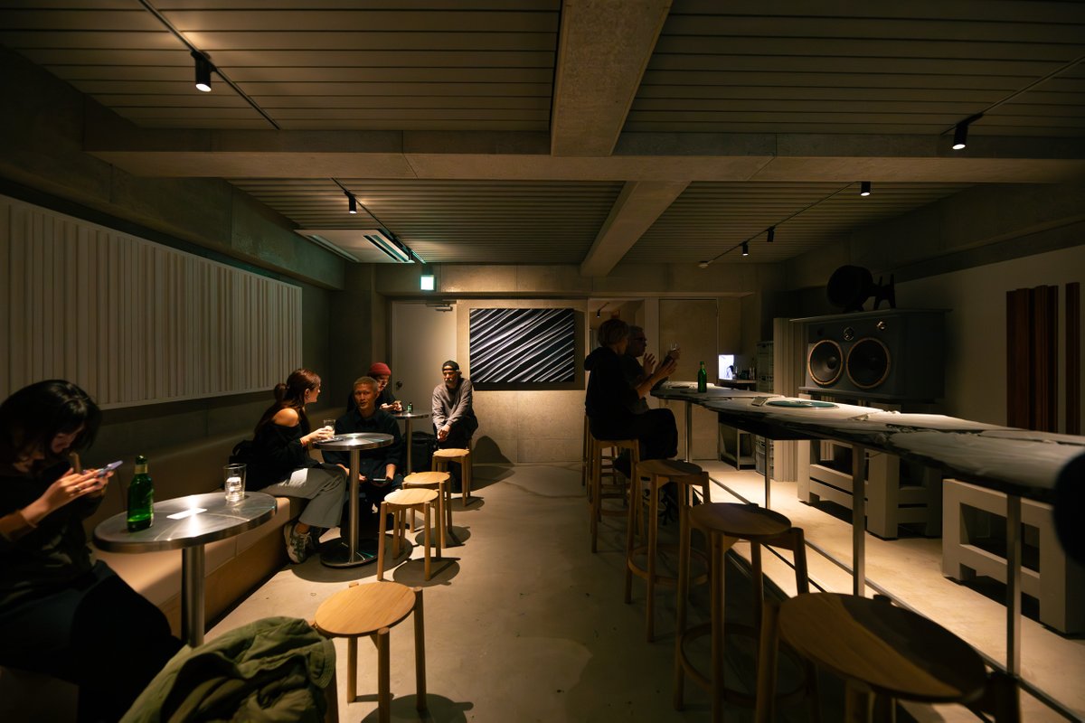 表参道「VENT」チームによるミュージックバー「PASS」が渋谷・並木橋にオープン！

timeout.jp/tokyo/ja/news/…

カスタムスピーカーの置き場所をミリ単位で調整した「音の特等席」も🔈