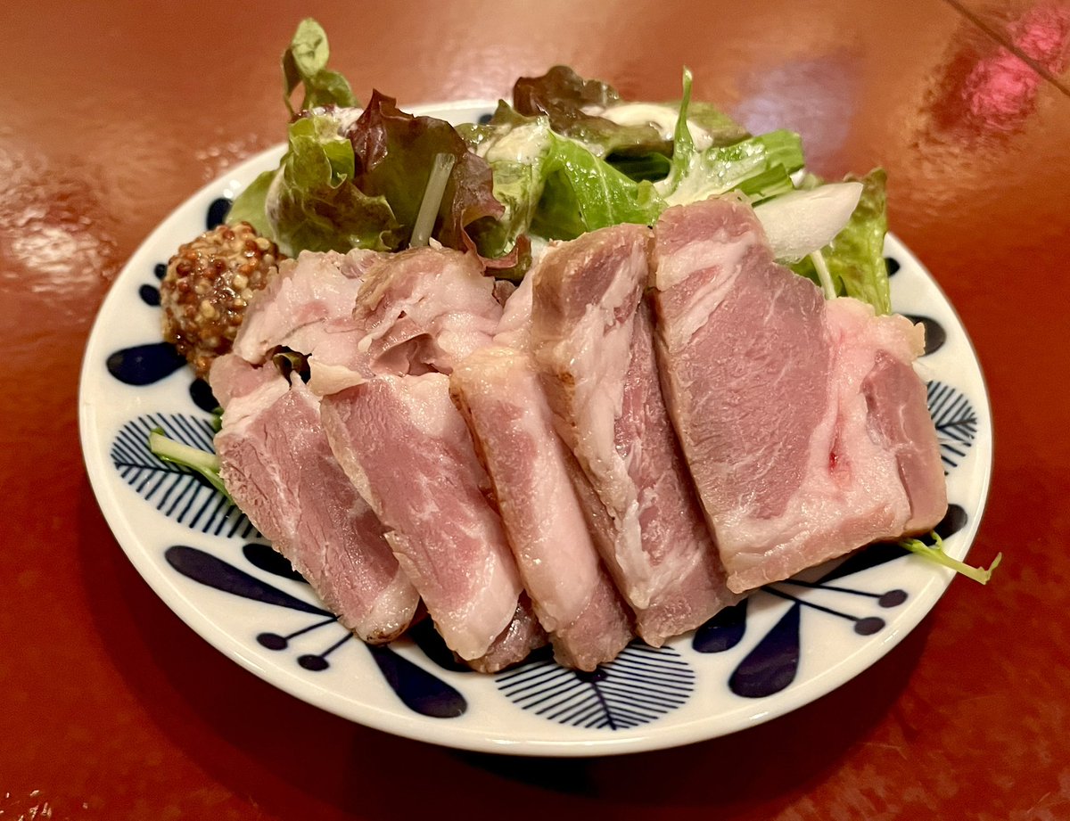 SC_comy's tweet photo. 3/17(火) 塩豚です。詳しく言うと、塩漬けイベリコ豚のローストです。お通しまたはご注文でどうぞ。 https://t.co/fUMVDg5vI2