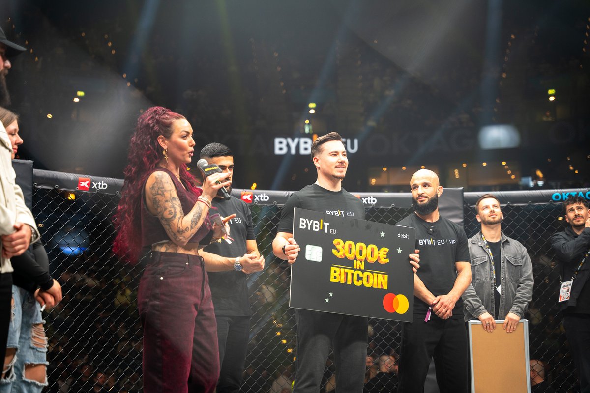 A few more impressions from the OKTAGON event in Hamburg, Germany.

Strong fights, a packed arena, and great conversations around crypto and trading.
Thanks to everyone who stopped by and shared the evening with us.

If you want to be part of upcoming events and activations,