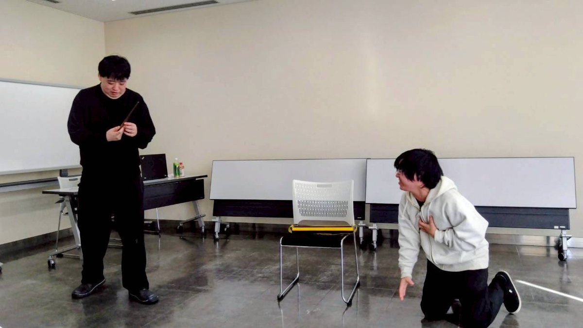 gkdn_tnpr's tweet photo. 劇団てんぷらです。
先日にWSを行いました！
ゲストにも何人かご参加いただき、発声やエチュード、台本稽古をさせていただきました✨
お芝居で相手を動かすこと、役としてその場に生きること。当たり前だけど中々難しいことですよね😌
お互いにいい刺激を与え合っていい会になっていたと思います！ https://t.co/9Ms5HKDs0O