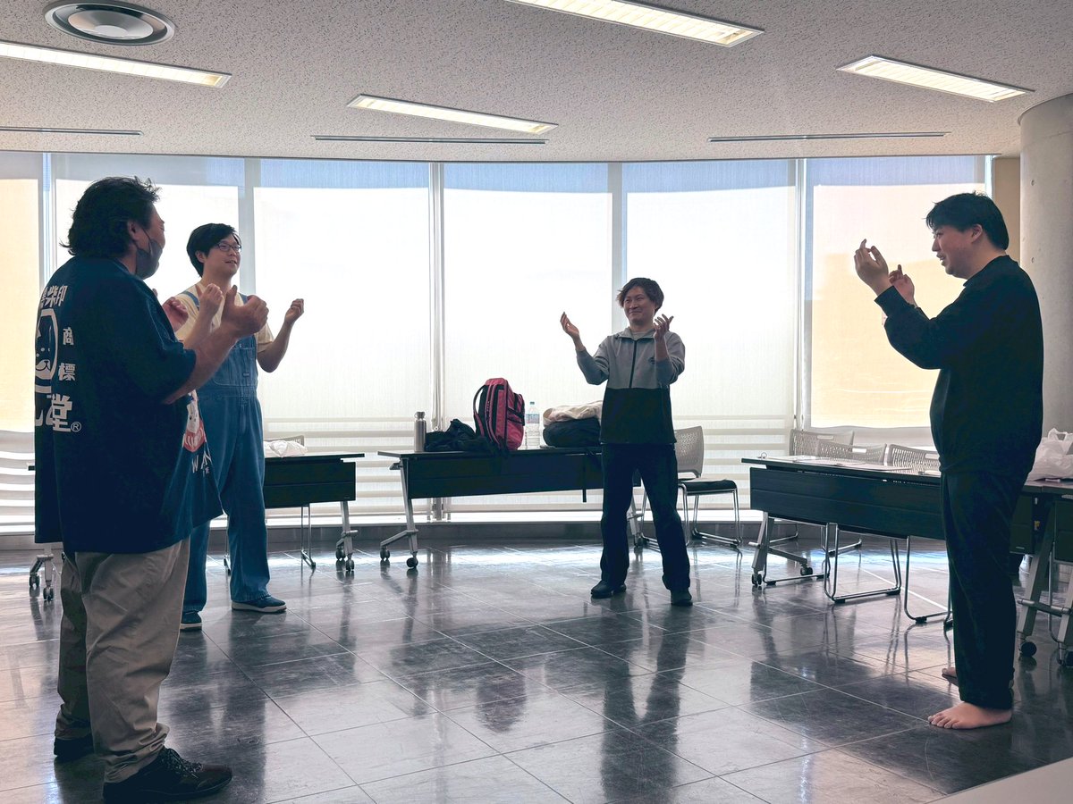 gkdn_tnpr's tweet photo. 劇団てんぷらです。
先日にWSを行いました！
ゲストにも何人かご参加いただき、発声やエチュード、台本稽古をさせていただきました✨
お芝居で相手を動かすこと、役としてその場に生きること。当たり前だけど中々難しいことですよね😌
お互いにいい刺激を与え合っていい会になっていたと思います！ https://t.co/9Ms5HKDs0O