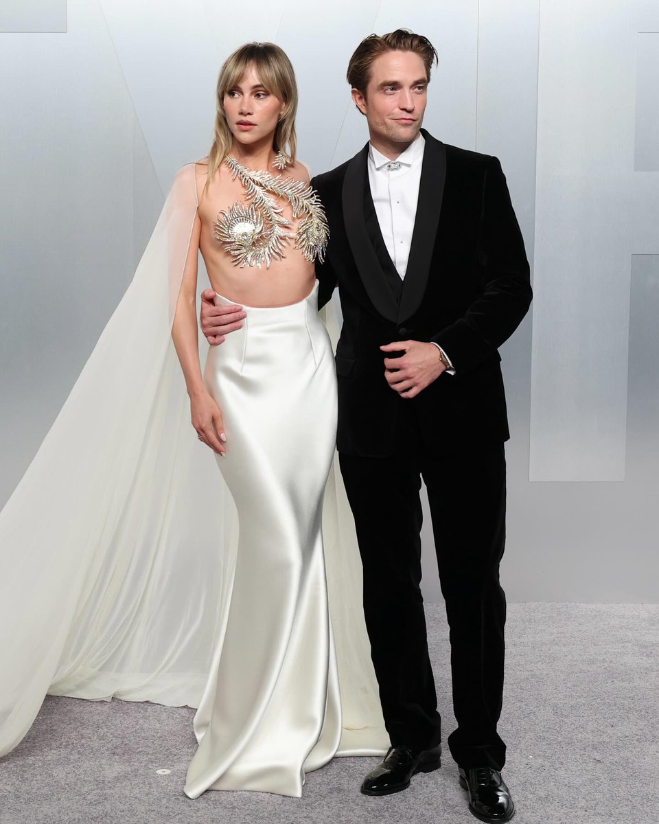 populicc's tweet photo. Robert Pattinson ve eşi Suki Waterhouse, Oscar gecesinde şık görüntüleriyle dikkat çekti. https://t.co/yHzobPU3YH