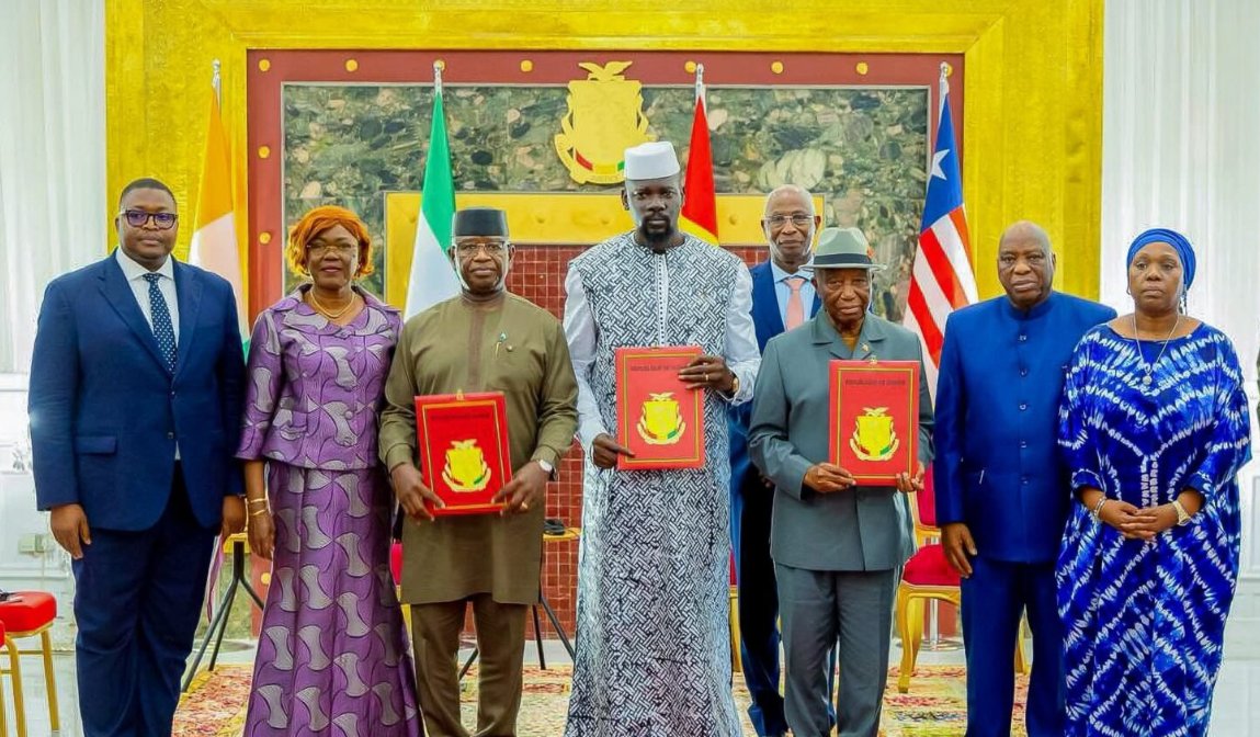 AFRICA24TV's tweet image. La 🇬🇳#Guinée, le 🇱🇷#Liberia et la 🇸🇱#SierraLeone ont relancé le dialogue sur leurs différends frontaliers lors d’un sommet à Conakry. Les dirigeants, dont Mamadi Doumbouya, ont privilégié une résolution diplomatique et un renforcement de la coopération sécuritaire.