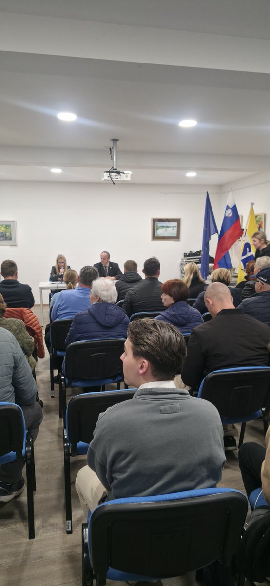BrankoGrimsX1's tweet photo. V ponedeljek sem bil gost na pogovornem večeru SDS "Koalicija z volivci - za ustavno večino razuma" v  Mavčičah. Pogovor je vodila kandidatka SDS v 5. V.O.  Andreja Trilar; udeležila pa se ga je tudi kandidatka SDS v 4. V.O. Monika Gregorčič. Kljub izjemno slabemu vremenu je bila udeležba odlična in zadišalo je po zmagi. Hvala vsem, ki ste prišli!  Posebna zahvala organizatorjem, še posebej Marjanu Tušarju, predsedniku KS Mavčiče. 🇸🇮