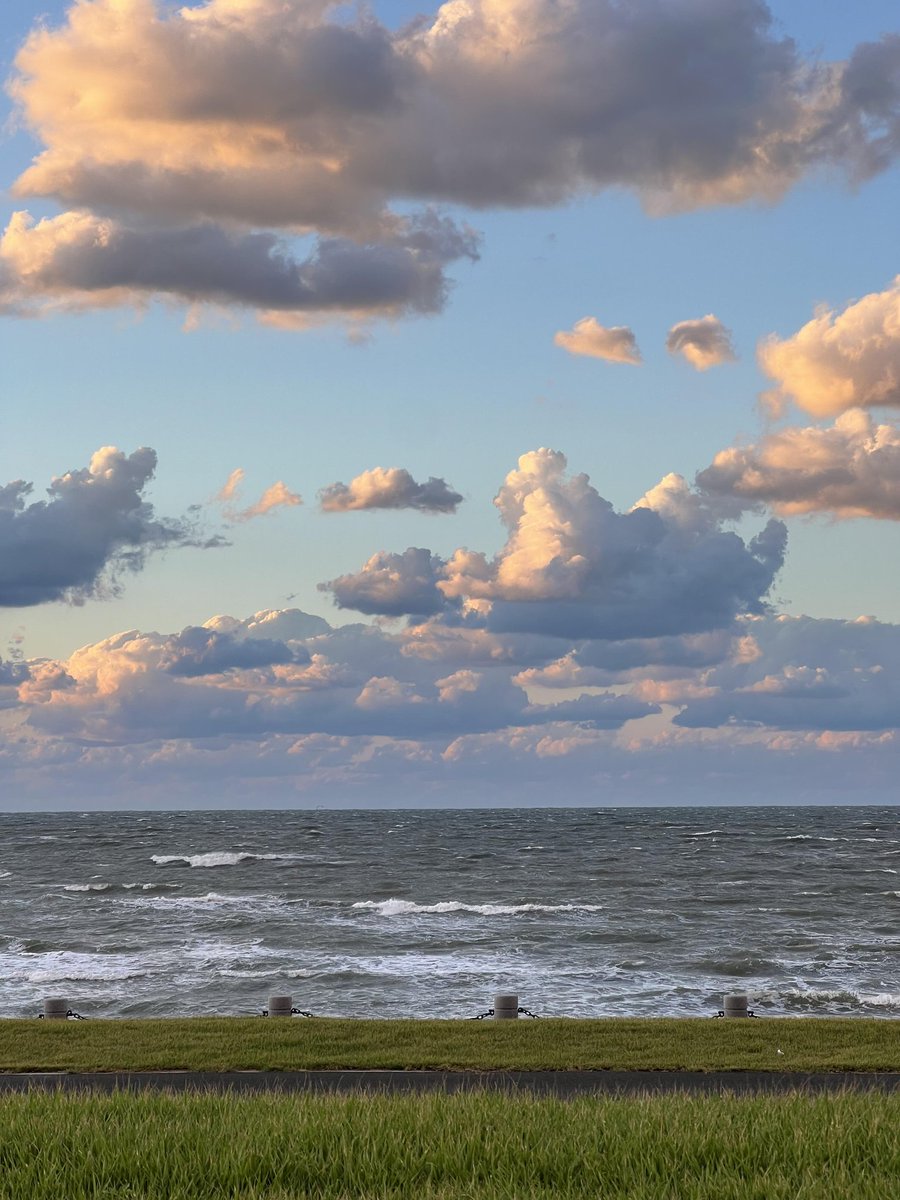 mourong3's tweet photo. 如同走进了一幅油画，是不需要滤镜的美景。
#威海 #海边 #美景 https://t.co/G4BerFvMGx