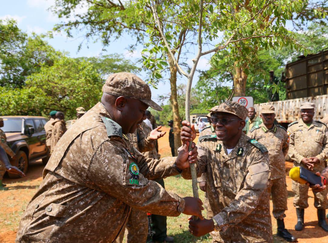 akrambanks24's tweet photo. The Executive Director of Uganda Wildlife Authority, Dr. James Musinguzi, this morning
flagged off the translocation of the first two Southern White Rhinos from Ziwa Rhino
Sanctuary to Kidepo Valley National Park.

#RhinoReintroductionKidepo https://t.co/xQfWtuzrn5