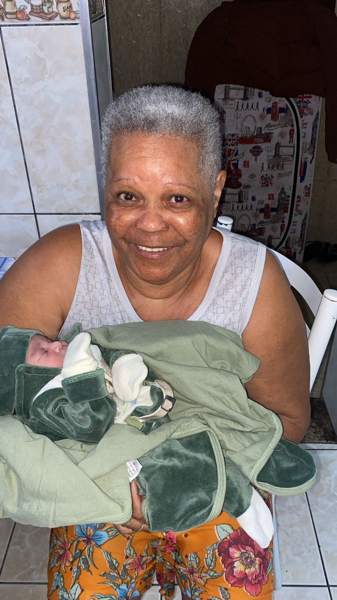 eu_kamylly211's tweet photo. hoje acordei com uma saudade tão grande da senhora, tô tentando ser forte o bastante mas tem dia que bate a angústia,bate uma saudade não posso ser egoísta de dizer que eu queria tanto a senhora aq comigo cuidando de mim🥺, te amo minha velha, tô morrendo de saudades🖤 https://t.co/cHO2pnknjO