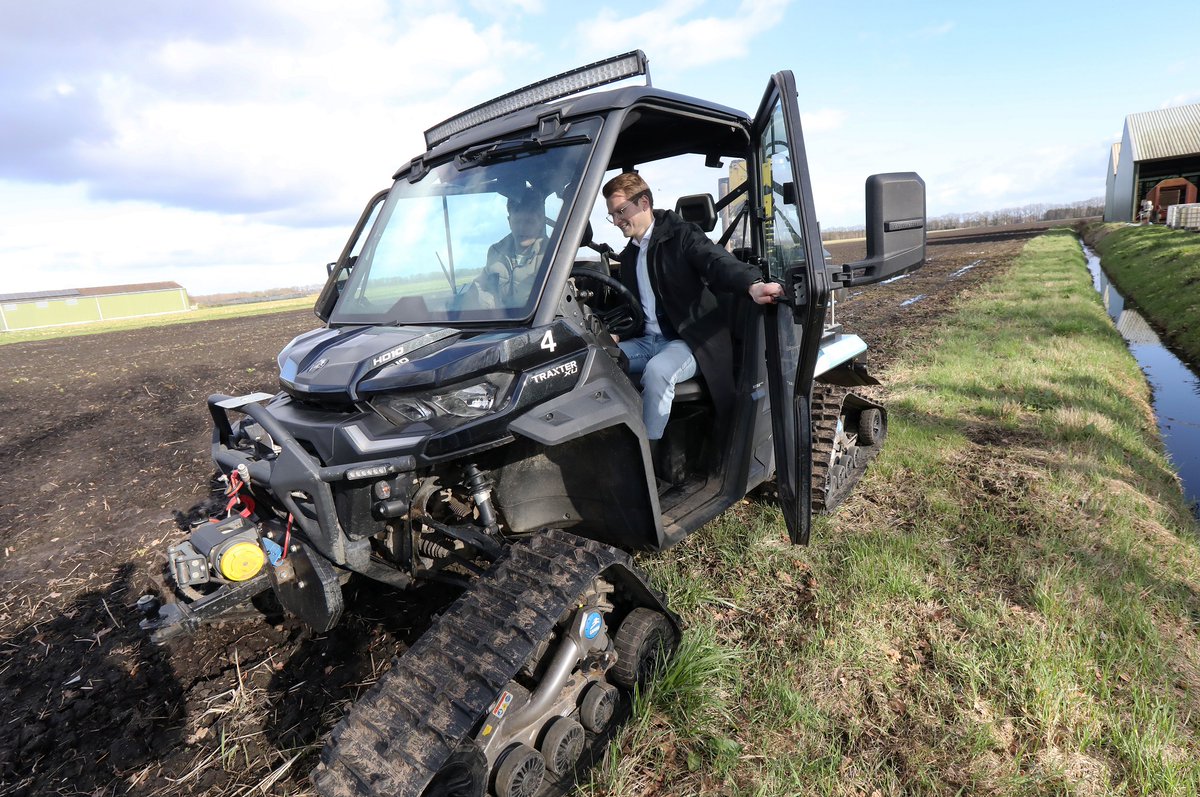 Onze landbouwminister Van Essen heeft een paar laarzen gevonden.

boeren.nu/topics/359786