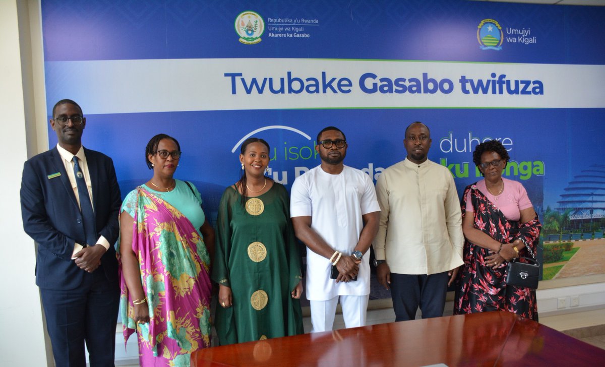 Gasabo_District's tweet photo. In his remarks, the District Executive Administrator encouraged the new citizen to live in harmony with fellow Rwandans wherever they choose to reside
He emphasized that the rights and responsibilities of nation-building are shared by all. (2) https://t.co/ci37Jkpm5I