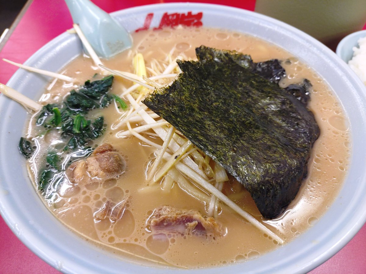 mitoyutoma's tweet photo. 山岡家が美味しいと思ってから３回目
毎度同じネギ醤油薄め少なめ
ほんとこればかり😅
他は食べてないけど、これが一番美味しいと思う😁 https://t.co/rEKKnpcodo