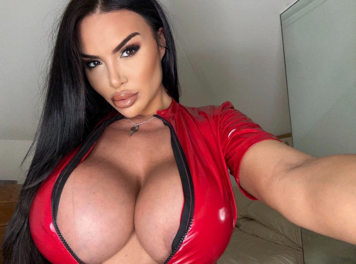 AmberJazmine_x's tweet photo. RT If you love mommy’s huge tits 💦 https://t.co/b4tm1rgItX