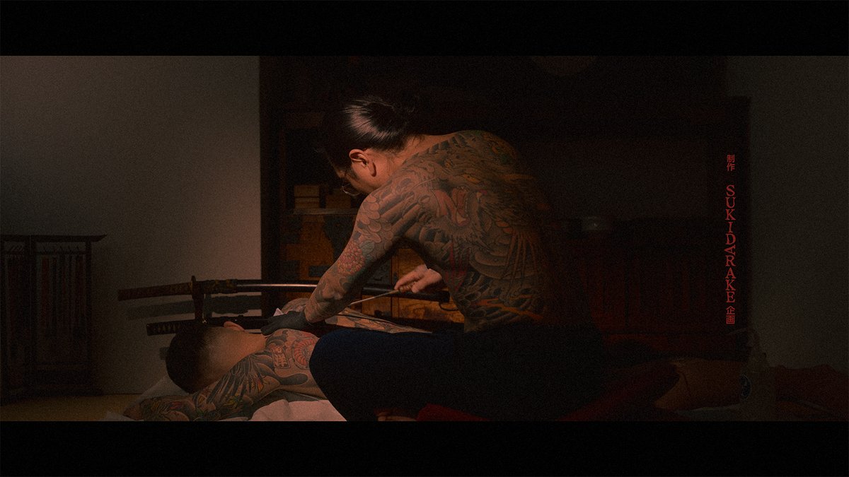 ULTRAVYBEHIPHOP's tweet photo. 【MV公開】
ラッパーDOGMAが、ニューアルバム『続 我が、超限戦』より、収録曲「刺青」のMusic Videoを本日3月17日(火)に公開。

ラッパーDOGMAが、3月11日(水)にリリースされたニューアルバム『続 我が、超限戦』より、収録曲「刺青」のMusic Videoを本日3月17日(火)に公開した。
Music Videoは福岡の刺青師、'彫洋'のタトゥースタジオ、'OG studio'で撮影されている。
彫洋は現在、カリフォルニアの新店舗と福岡を行き来しながら世界で活躍している彫り師の一人。DOGMAの背中の刺青を手彫りで突き直している生々しい様子など、まるで古き良き任侠映画のような仕上がりとなっている。
是非楽しんでほしい。

▼Music Video：DOGMA『刺青』 
URL：https://t.co/F4r2KDXAaS
Lyrics by DOGMA
Produced by DADDY VEDA
CAST：ドグマ
        彫洋
編集：タケ・ドグマ
撮影：タケ・ドブ
照明：タケ
演出：スキダラケ企画
企画：スキダラケ企画

▼New Album：DOGMA『続 我が、超限戦』
アーティスト名：DOGMA（ドグマ）
タイトル：続 我が、超限戦（ゾク ワガ、チョウゲンセン）
レーベル：gRASSHOUSE Records / ULTRA-VYBE, INC.
リリース日：2026年3月11日（水）
仕様：デジタル配信（DL/ST）
商品番号：GRSDIGI-003
バーコード：4500000067653
URLs：https://t.co/j3dZs1BhP3
収録曲
01. BRUTAL
02. 悪魔のいる天国 feat. jaq
03. 『誰にも言うな。』
04. 地獄猫
05. 女の一件 - 令和の劇
06. The life of a villain freestyle
07. ケミカルブラザーズ feat. JNKMN
08. いつもの feat. Yvngboi P
09. 飯処 - 令和の劇
10. 刺青
11. 侠客 - 令和の劇

▼CD：DOGMA『我が、超限戦』▼
アーティスト名：DOGMA（ドグマ）
タイトル：我が、超限戦（ワガ、チョウゲンセン）
レーベル：gRASSHOUSE Records / ULTRA-VYBE, INC.
発売日：2026年3月11日（水）
仕様：CD（ジュエルケース、国内製造、 歌詞カード付属）
商品番号：GRSCD-001
バーコード：4526180749783
URLs：https://t.co/nBz0M3uur3
収録曲
01. 超限戦 (pro. DADDY VEDA)
02. DEAD MOUSE feat. 梵頭 (pro. Bugseed)
03. 深作欣二 (pro. U-Lee)
04. LOVE plus TAX feat. Dexus Ogawa & 玉残党 (pro. 56BEATZ)
05. STOP IT EARLY (pro. DADDY VEDA)
06. 悪銭 feat. Jin Dogg (pro. BodyBagBen)
07. BRUTAL (pro. MadKosmos)
08. 悪魔のいる天国 feat. jaq (pro. Madkosmos)
09. 『誰にも言うな。』 (pro. DADDY VEDA)
10. 地獄猫 (pro. Madkosmos)
11. 女の一件 - 令和の劇 (pro. DADDY VEDA)
12. The life of a villain freestyle (pro. DADDY VEDA)
13. ケミカルブラザーズ feat. JNKMN (pro. DADDY VEDA)
14. いつもの feat. Yvngboi P (pro. DJ JAM)
15. 飯処 - 令和の劇
16. 刺青 (pro. DADDY VEDA)
17. 侠客 - 令和の劇 (pro. DADDY VEDA)

▼DOGMA▼
独特なセンスとスキルで独自の狭い道を歩き続ける東京は杉並区のラッパー。
黒い文化に両足どっぷり、漂う紫煙にリリック浮かべ…白い雲へとひとっ飛び。
緑の花束掴んだら、茶色い紙切れ追っかけて、青いケツから火を付けた。真っ赤な目玉で笑って走ってすっ転ぶ…低身長健康優良黄色人。

@_deadhead_OG_
@dofabulouspe
@DADDYVEDA
@still420now
@YvngboiP
@TSUBASAakaJAM
