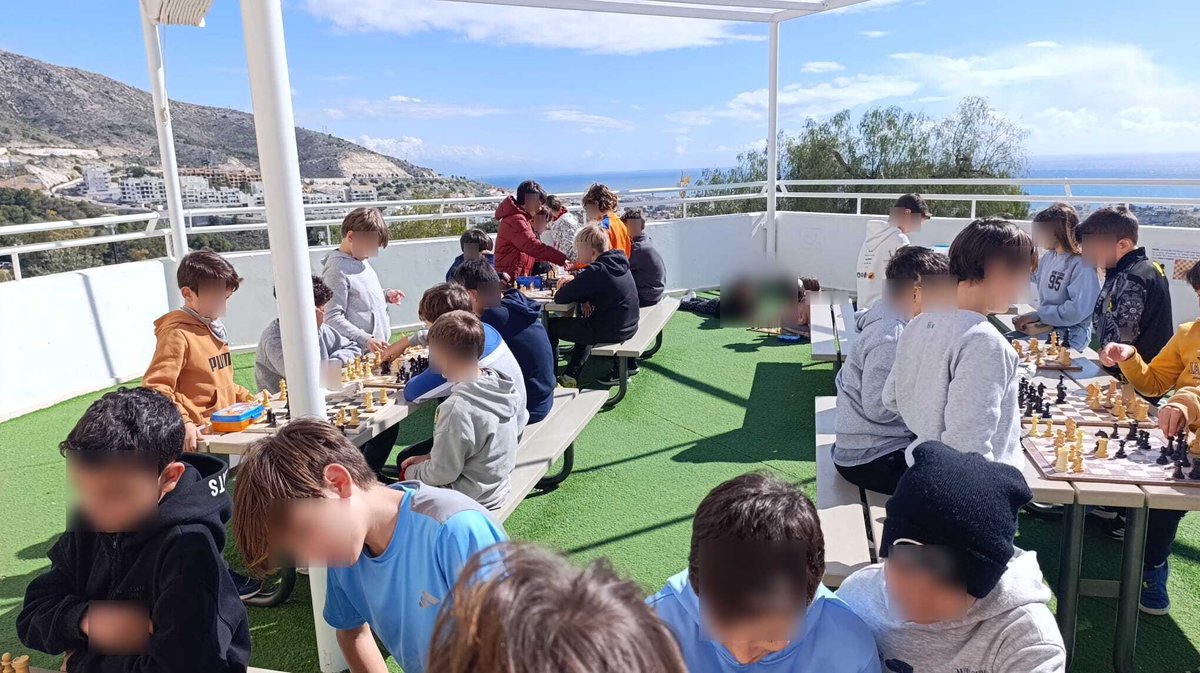 CeipJacaranda's tweet photo. El ajedrez es un deporte muy presente en nuestro centro, participando  alumnos y alumnas de todas las edades. En recreos y clases de Educación  Física, se puede ver a nuestro alumnado jugar lo  cual favorece  su desarrollo  intelectual y personal. https://t.co/ySiwaxgSx4