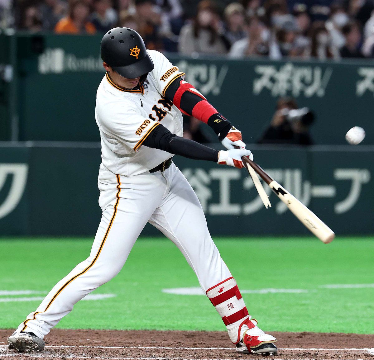 四回裏】巨人 0-2 ヤクルト #増田陸 選手がバットを折りながらもライト